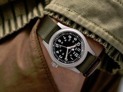 Hamilton Khaki Field Mechanical Handaufzug Edelstahl 38mm schwarzes Zifferblatt olivgrünes Textilband – Herrenuhren Uhr ohne Datum aus Edelstahl. Das Gehäuse ist rund und silber. Das Textilarmband ist grün. Das Zifferblatt ist arabisch und schwarz. – Ansicht 6