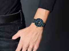 Rado Captain Cook Bronze blau Lederband – Herrenuhren Uhr mit Datum aus Bronze und Keramik. Das Gehäuse ist rund und roségold. Das Lederarmband ist blau. Das Zifferblatt ist ein Index in blau. – Ansicht 2