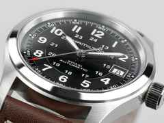 Hamilton Khaki Field Auto Edelstahl 38mm schwarzes Zifferblatt braunes Lederband – Herrenuhren Uhr mit Datum aus Edelstahl. Das Gehäuse ist rund und silber. Das Lederarmband ist braun. Das Zifferblatt ist arabisch Index und schwarz. – Ansicht 5
