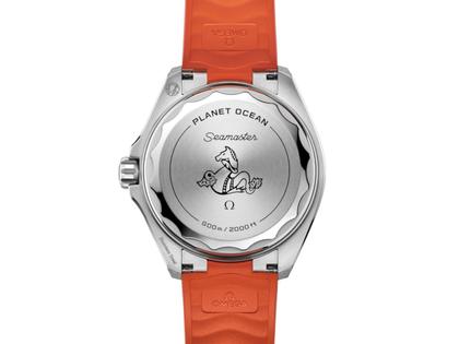 Omega Seamaster Planet Ocean 600M Automatik Edelstahl 42mm schwarzes Zifferblatt orange Keramiklünette oranges Kautschukband – Herrenuhren Uhr ohne Datum aus Edelstahl und Keramik. Das Gehäuse ist rund und silber. Das Kautschuk / Kunststoff / Silikon Armband ist orange. Das Zifferblatt ist arabisch Index und schwarz. – Ansicht 2