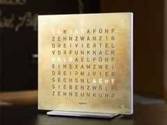 Qlocktwo Earth 13.5 Creator's Edition Silver & Gold mit schwarzem Aluminiumgehäuse – Großuhren Tischuhr aus vergoldet. Das Gehäuse ist quadratisch und schwarz. Das Zifferblatt ist digital und gelbgold. – Ansicht 2