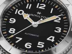 Hamilton Khaki Field Expedition Automatik Edelstahl 41mm schwarzes Zifferblatt graues Textilband – Herrenuhren Uhr ohne Datum aus Edelstahl. Das Gehäuse ist rund und silber. Das Textilarmband ist grau. Das Zifferblatt ist ein Index in schwarz. – Ansicht 4