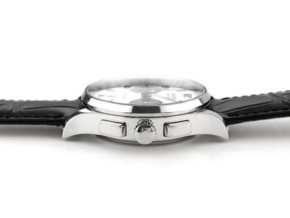 Union Glashütte Noramis Chronograph Sachsen Classic   2013 Limited Edition Automatik D005.427.16.037.07 Full Set mit Garantie Occasion Refurbished – Herrenuhren Uhr mit Datum aus Edelstahl. Das Gehäuse ist rund und silber. Das Lederarmband ist schwarz. Das Zifferblatt ist arabisch Index und silber. – Ansicht 3