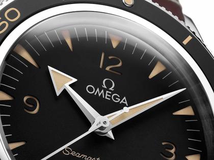 Omega Seamaster 300 Automatik Edelstahl 41mm schwarzes Zifferblatt braunes Lederband – Herrenuhren Uhr ohne Datum aus Aluminium und Edelstahl. Das Gehäuse ist rund und silber. Das Lederarmband ist braun. Das Zifferblatt ist arabisch Index und schwarz. – Ansicht 4