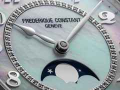 Frederique Constant Classics Elegance Luna Automatik Edelstahl 36mm weißes Zifferblatt blaues Lederband – Damenuhren Uhr ohne Datum aus Edelstahl und Leder. Das Gehäuse ist rund und silber. Das Lederarmband ist blau. Das Zifferblatt ist arabisch und weiß. – Ansicht 6
