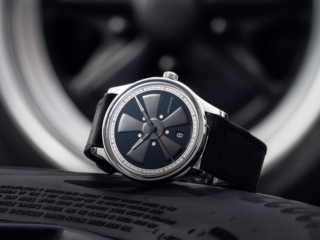 Union Glashütte Noramis Datum Petro Surf 2026 Limitierte Edition Automatik Edelstahl 40mm Felgendesign Zifferblatt schwarzes Lederband – Herrenuhren Uhr mit Datum aus Edelstahl und Leder. Das Gehäuse ist rund und silber. Das Lederarmband ist schwarz. Das Zifferblatt ist ohne Zeichen und schwarz. – Ansicht 7