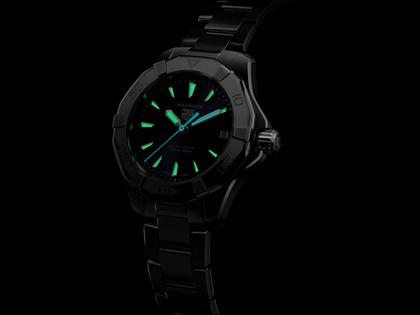 TAG Heuer Aquaracer Professional 200 Solargraph Quarz Edelstahl 34mm blaues Zifferblatt Metallband – Damenuhren Uhr mit Datum aus Edelstahl. Das Gehäuse ist rund und silber. Das Edelstahlarmband ist silber. Das Zifferblatt ist ein Index in blau. – Ansicht 6