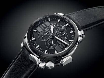 Junghans Aerious Chronoscope Edelstahl 46mm schwarzes Zifferblatt schwarzes Lederband – Herrenuhren Chronograph aus Edelstahl. Das Gehäuse ist rund und silber. Das Lederarmband ist schwarz. Das Zifferblatt ist ein Index in schwarz. – Ansicht 2