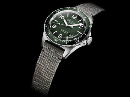 Glashütte Original SeaQ Panoramadatum Automatik Edelstahl 43mm grünes Zifferblatt graues Textilband – Herrenuhren Uhr mit Datum aus Edelstahl und Keramik. Das Gehäuse ist rund und silber. Das Textilarmband ist grau. Das Zifferblatt ist arabisch Index und grün. – Ansicht 5