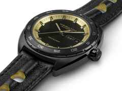 Hamilton American Classic Pan Europ Day Date Automatik Edelstahl schwarz beschichtet schwarz Lederband schwarz – Herrenuhren Uhr mit Datum aus Edelstahl und Leder. Das Gehäuse ist rund und schwarz. Das Lederarmband ist schwarz. Das Zifferblatt ist ein Index in schwarz. – Ansicht 3