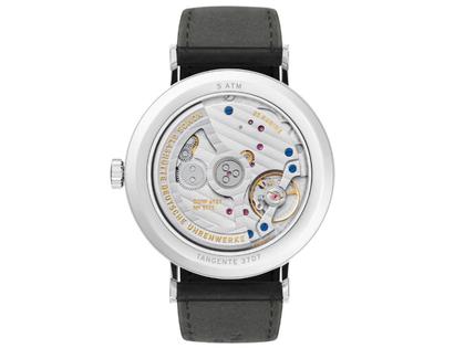 Nomos Glashütte Tangente 41 neomatik Update Nachtblau Automatik Edelstahl 40mm blaues Zifferblatt schwarzes Lederband – Herrenuhren Uhr mit Datum aus Edelstahl. Das Gehäuse ist rund und silber. Das Lederarmband ist schwarz. Das Zifferblatt ist arabisch Index und blau. – Ansicht 4