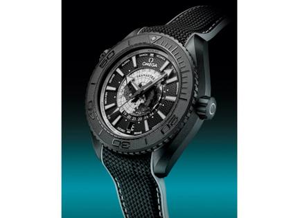 Omega Seamaster Planet Ocean 600M Automatik Edelstahl Schwarz-DLC 45,5mm schwarzes Zifferblatt schwarzes Kautschukband – Herrenuhren Uhr mit Datum aus DLC beschichtet, Edelstahl, Kautschuk und Keramik. Das Gehäuse ist rund und schwarz. Das Kautschuk / Kunststoff / Silikon Armband ist schwarz. Das Zifferblatt ist ein Index in schwarz. – Ansicht 3