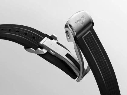 Longines HydroConquest GMT Automatik Edelstahl 43mm schwarzes Zifferblatt schwarzes Kautschukband – Herrenuhren Uhr mit Datum aus Edelstahl, Kautschuk und Keramik. Das Gehäuse ist rund und silber. Das Kautschuk / Kunststoff / Silikon Armband ist schwarz. Das Zifferblatt ist arabisch Index und schwarz. – Ansicht 5
