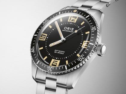 Oris Divers Sixty-Five 60th Anniversary Edition Automatik Edelstahl 40mm schwarzes Zifferblatt Metallband – Herrenuhren Uhr ohne Datum aus Edelstahl. Das Gehäuse ist rund und silber. Das Edelstahlarmband ist silber. Das Zifferblatt ist arabisch Index und schwarz. – Ansicht 3
