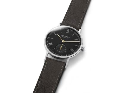 Nomos Glashütte Ludwig 33 Noir Handaufzug Edelstahl schwarzes Zifferblatt schwarzes Lederband Glasboden – Damenuhren Uhr ohne Datum aus Edelstahl und Leder. Das Gehäuse ist rund und silber. Das Lederarmband ist schwarz. Das Zifferblatt ist römisch Index und schwarz. – Ansicht 2