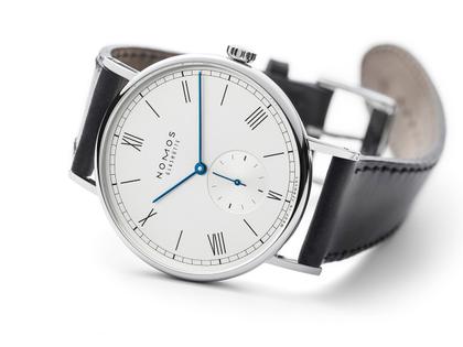 Nomos Glashütte Ludwig 38 Handaufzug Edelstahl weißes Zifferblatt schwarzes Lederband Stahlboden – Herrenuhren Uhr ohne Datum aus Edelstahl. Das Gehäuse ist rund und silber. Das Lederarmband ist braun. Das Zifferblatt ist römisch Index und weiß. – Ansicht 3