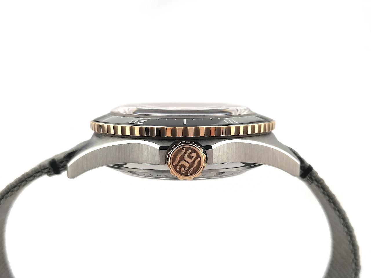 Glashütte Original SeaQ Panoramadatum Automatik Edelstahl und Rotgold 43mm Textilband 1-36-13-04-91-34 Full Set Occasion – Herrenuhren Uhr mit Datum aus 750 Rotgold, Edelstahl und Keramik. Das Gehäuse ist rund und silber-rotgold. Das Textilarmband ist grau. Das Zifferblatt ist arabisch Index und grau. – Ansicht 3