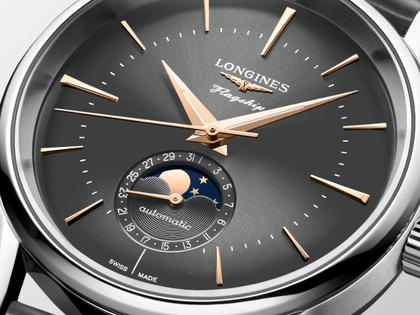 Longines Flagship Heritage Automatik Edelstahl 38,5mm graues Zifferblatt graues Lederband – Herrenuhren Uhr mit Datum aus Edelstahl und Leder. Das Gehäuse ist rund und silber. Das Lederarmband Kroko / Alligator ist grau. Das Zifferblatt ist ein Index in grau. – Ansicht 4