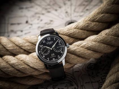 Glashütte Original Senator Observer Automatik Edelstahl 44mm schwarzes Zifferblatt schwarzes Lederband – Herrenuhren Uhr mit Datum aus Edelstahl. Das Gehäuse ist rund und silber. Das Lederarmband ist schwarz. Das Zifferblatt ist arabisch und schwarz. – Ansicht 2