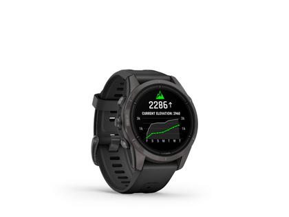 Garmin epix Pro Sapphire Titan carbongrau beschichtet 42 mm Kautschukband schwarz – Herrenuhren Uhr Multifunktion aus DLC beschichtet, Kautschuk und Titan. Das Gehäuse ist rund und schwarz. Das Kautschuk / Kunststoff / Silikon Armband ist schwarz. Das Zifferblatt ist digital und schwarz. – Ansicht 8