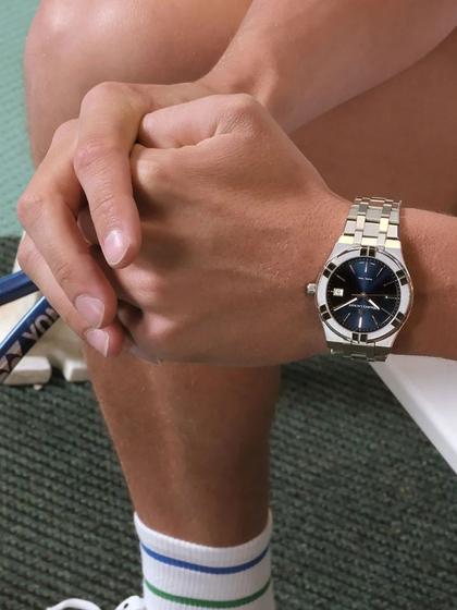 Maurice Lacroix Aikon Quartz Edelstahl 40mm blaues Zifferblatt Metallband – Herrenuhren Uhr mit Datum aus Edelstahl, PVD beschichtet und vergoldet. Das Gehäuse ist rund und silber. Das Edelstahlarmband ist silber. Das Zifferblatt ist ein Index in blau. – Ansicht 3