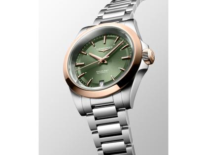 Longines Conquest Automatik Edelstahl 34mm grünes Zifferblatt Metallband – Damenuhren Uhr mit Datum aus 750 Rotgold und Edelstahl. Das Gehäuse ist rund und silber. Das Edelstahlarmband ist silber. Das Zifferblatt ist ein Index in grün. – Ansicht 2