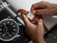 Alpina Alpiner Heritage Carrée Automatic 140 Years Edelstahl 32,5x39mm beiges Zifferblatt braunes Lederband – Herrenuhren Uhr ohne Datum aus Edelstahl und Leder. Das Gehäuse ist rechteckig und silber. Das Lederarmband Strauß ist braun. Das Zifferblatt ist arabisch und beige. – Ansicht 5