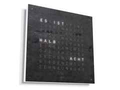 Qlocktwo Earth 45 Creator's Edition Metamorphite mit weiß lackiertem Holz – Großuhren Wanduhr aus Eisen. Das Gehäuse ist quadratisch und weiß. Das Zifferblatt ist digital und grau.