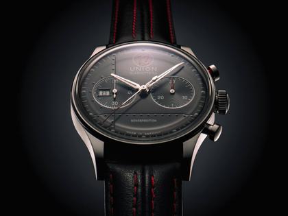 Union Glashütte Noramis Chronograph Paul Pietsch Sonderedition Automatik Edelstahl 42mm schwarzes Zifferblatt schwarzes Lederband – Herrenuhren Chronograph aus Edelstahl. Das Gehäuse ist rund und silber. Das Lederarmband ist schwarz. Das Zifferblatt ist arabisch Index und schwarz. – Ansicht 5