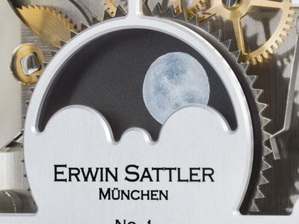 Erwin Sattler Tischuhr Operetta silber chrom skelettiert – Großuhren Tischuhr aus . Das Gehäuse ist rechteckig und silber. Das Zifferblatt ist arabisch Index und weiß. – Ansicht 3