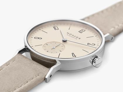 Nomos Glashütte Tangente 33 Champagner Handaufzug Edelstahl 33mm beiges Zifferblatt beiges Lederband Stahlboden – Damenuhren Uhr ohne Datum aus Edelstahl. Das Gehäuse ist rund und silber. Das Lederarmband ist beige. Das Zifferblatt ist arabisch Index und beige. – Ansicht 3