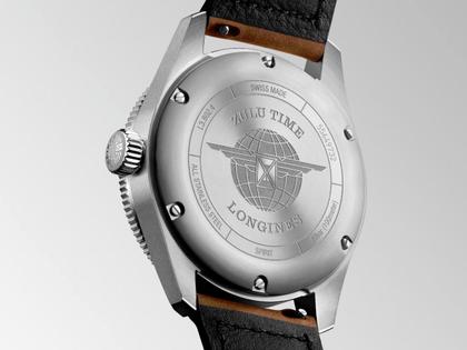 Longines Spirit Zulu Time Automatik Edelstahl 39mm schwarzes Zifferblatt braunes Lederband – Herrenuhren Uhr mit Datum aus Edelstahl, Keramik und Leder. Das Gehäuse ist rund und silber. Das Lederarmband ist braun. Das Zifferblatt ist arabisch Index und schwarz. – Ansicht 3
