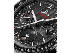 Omega Speedmaster Mondphase Chronograph Handaufzug Edelstahl 43mm graues Zifferblatt Metallband – Herrenuhren Chronograph aus Edelstahl und Titan. Das Gehäuse ist rund und silber. Das Edelstahlarmband ist silber. Das Zifferblatt ist ein Index in grau. – Ansicht 4
