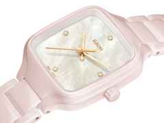 Rado True Square Diamonds Quarz Keramik 29mm weißes Perlmutt-Zifferblatt mit Brillanten Keramikband – Damenuhren Uhr ohne Datum aus Keramik und Titan. Das Gehäuse ist quadratisch und rosa. Das Keramikarmband ist rosa. Das Zifferblatt ist ein Index in weiß. – Ansicht 2