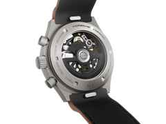 Porsche Design Chronograph 1 - All Titanium Numbered Edition Automatik Titan 40mm schwarzes Zifferblatt braunes Lederband – Herrenuhren Chronograph aus Leder und Titan. Das Gehäuse ist rund und grau. Das Lederarmband ist braun. Das Zifferblatt ist ein Index in schwarz. – Ansicht 3