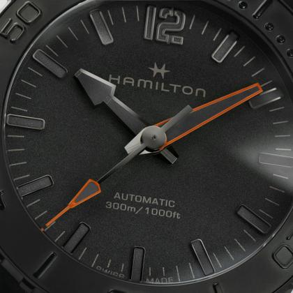 Hamilton Khaki Navy Frogman Automatic Edelstahl PVD-Schwarz 46mm schwarzes Zifferblatt Kautschukband – Herrenuhren Uhr ohne Datum aus Edelstahl und Kautschuk. Das Gehäuse ist rund und silber. Das Kautschuk / Kunststoff / Silikon Armband ist schwarz. Das Zifferblatt ist arabisch Index und schwarz. – Ansicht 4