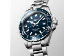 Longines HydroConquest Automatik Edelstahl 39mm blaues Zifferblatt Metallband – Herrenuhren Uhr mit Datum aus Edelstahl. Das Gehäuse ist rund und silber. Das Edelstahlarmband ist silber. Das Zifferblatt ist ein Index in blau. – Ansicht 2