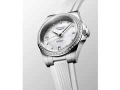 Longines Conquest Automatik Edelstahl 34mm weißes Perlmutt-Zifferblatt weißes Kautschukband – Damenuhren Uhr mit Datum aus Edelstahl und Kautschuk. Das Gehäuse ist rund und silber. Das Kautschuk / Kunststoff / Silikon Armband ist weiß. Das Zifferblatt ist ein Index in weiß. – Ansicht 2