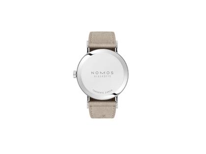 Nomos Glashütte Tangente 33 Champagner Handaufzug Edelstahl 33mm beiges Zifferblatt beiges Lederband Stahlboden – Damenuhren Uhr ohne Datum aus Edelstahl. Das Gehäuse ist rund und silber. Das Lederarmband ist beige. Das Zifferblatt ist arabisch Index und beige. – Ansicht 2