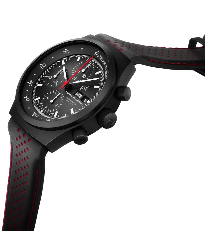 Porsche Design Chronograph 1 - Ennstal Classic 2023 Limited Edition – Herrenuhren Chronograph aus Titan und Titancarbid beschichtet. Das Gehäuse ist rund und schwarz. Das Lederarmband ist schwarz. Das Zifferblatt ist ein Index in schwarz. – Ansicht 4