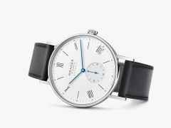 Nomos Glashütte Ludwig neomatik 41 Datum Automatik Edelstahl weißes Zifferblatt schwarzes Lederband – Herrenuhren Uhr mit Datum aus Edelstahl. Das Gehäuse ist rund und silber. Das Lederarmband ist schwarz. Das Zifferblatt ist arabisch Index und weiß. – Ansicht 3