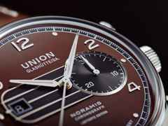Union Glashütte Noramis Chronograph Sachsen Classic 2023 Limited Edition Automatik Edelstahl 42mm braunes Zifferblatt braunes Lederband – Herrenuhren Chronograph aus Edelstahl. Das Gehäuse ist rund und silber. Das Lederarmband ist braun. Das Zifferblatt ist arabisch Index und braun. – Ansicht 4
