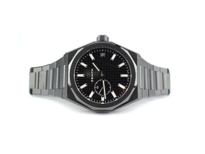 Herrenuhren Uhr mit Datum aus Keramik. Das Gehäuse ist rund und schwarz. Das Keramikarmband ist schwarz. Das Zifferblatt ist ein Index in schwarz.