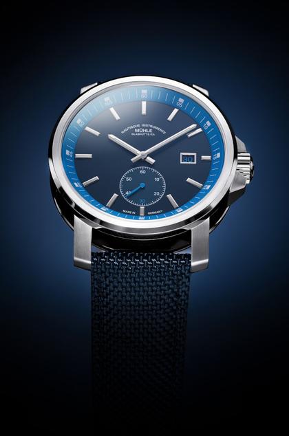 Mühle Glashütte 29er Big Kleine Sekunde Edition 1994 Automatik Edelstahl 42,4mm schwarz-blaues Zifferblatt blaues Textilband – Herrenuhren Uhr mit Datum aus Edelstahl. Das Gehäuse ist rund und silber. Das Textilarmband ist blau. Das Zifferblatt ist ein Index in schwarz. – Ansicht 5