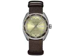 Hamilton American Classic Pan Europ Day Date Automatik Edelstahl 42 mm grünes Zifferblatt grünes Lederband – Herrenuhren Uhr mit Datum aus Edelstahl und Leder. Das Gehäuse ist rund und silber. Das Lederarmband ist grün. Das Zifferblatt ist ein Index in grün. – Ansicht 2
