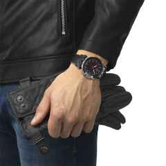 Tissot T-Race MotoGP               2020 / 2021 Chronograph Limited Edition Marc Marquez Quarz – Herrenuhren Chronograph aus Edelstahl und PVD beschichtet. Das Gehäuse ist rund und schwarz. Das Lederarmband ist schwarz. Das Zifferblatt ist ein Index in schwarz. – Ansicht 3