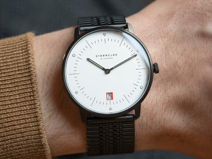 Sternglas Naos Edition Bauhaus III Quarz Edelstahl Schwarz-PVD 38mm weißes Zifferblatt Metallband – Herrenuhren Uhr mit Datum aus Edelstahl, Leder und PVD beschichtet. Das Gehäuse ist rund und schwarz. Das Edelstahlarmband ist schwarz. Das Zifferblatt ist arabisch Index und weiß. – Ansicht 6