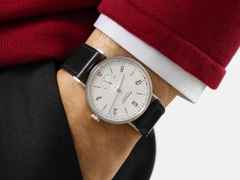Nomos Glashütte Tangente 2date Handaufzug Edelstahl 38mm weißes Zifferblatt schwarzes Lederband Glasboden – Herrenuhren Uhr mit Datum aus Edelstahl und Leder. Das Gehäuse ist rund und silber. Das Lederarmband ist schwarz. Das Zifferblatt ist arabisch Index und silber. – Ansicht 13