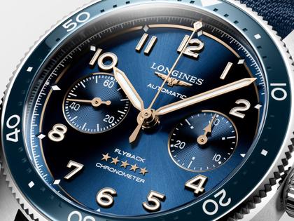 Longines Spirit Flyback Chronograph Automatik Edelstahl 42mm blaues Zifferblatt blaues Synthetikband – Herrenuhren Chronograph aus Edelstahl und Keramik. Das Gehäuse ist rund und silber. Das Textilarmband ist blau. Das Zifferblatt ist arabisch Index und blau. – Ansicht 2