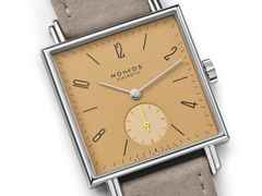 Nomos Glashütte Tetra Origins Ochra Handaufzug Edelstahl 29,5mm gelbes Zifferblatt graues Lederband Glasboden – Damenuhren Uhr ohne Datum aus Edelstahl und Leder. Das Gehäuse ist quadratisch und silber. Das Lederarmband ist grau. Das Zifferblatt ist arabisch Index und gelb. – Ansicht 5